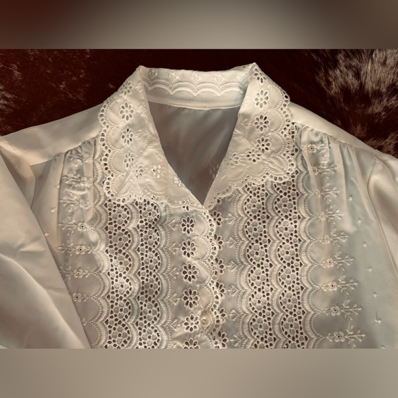 White laced button down blouse - Picture 4 of 4